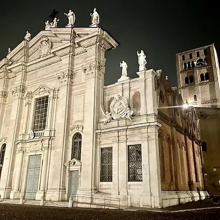 Under The Basilica Of Sant'andrea Apartment